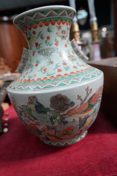 null Chine XXe siècle, vase en porcelaine à col évasé à décor émaillé polychrome...