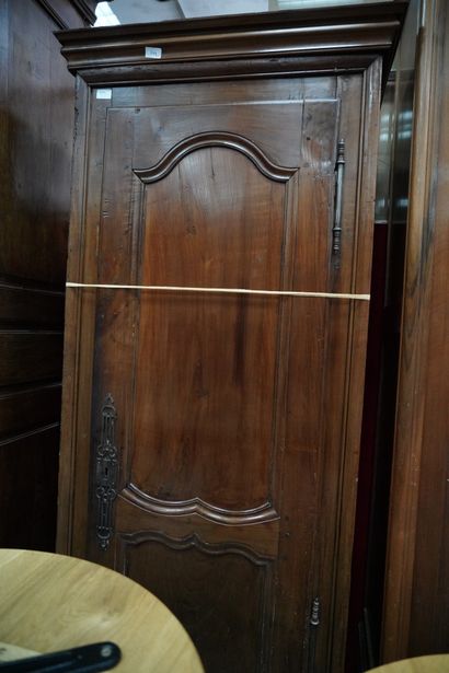 null Grande armoire en chêne mouluré ouvrant par deux portes, bonnetière en bois...