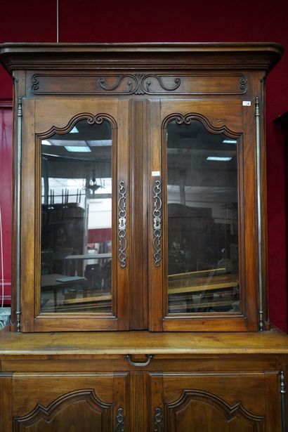 null Buffet deux portes en bois mouluré et sculpté ouvrant par deux portes vitrées...