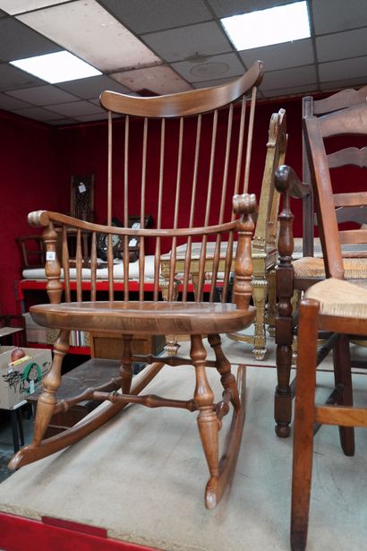 null Lot de chaises en bois : rocking chair, paire de chaises en merisier, l'assise...