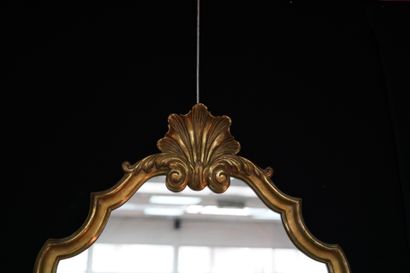 null Miroir en bois mouluré doré et fronton à décor d'une coquille de forme chantournée...