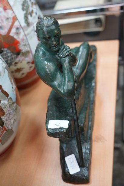 null Pierre LE FAGUAYS (1892-1962) d'après, homme au rocher, bronze à patine verte,...
