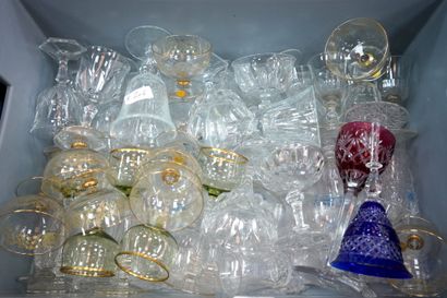 null Lot de verres et carafes en cristal taillé dont cristal coloré, verre Bayol...
