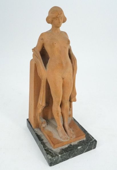 null Statuette en bois sculpté figurant une femme nue dans le goût Art Nouveau sur...