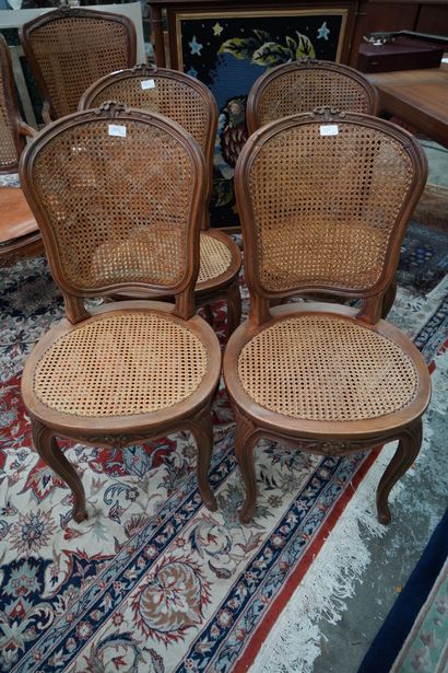 null Paire de fauteuils et suite de quatre chaises en bois mouluré et sculpté à décor...