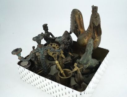 null Lot de sujets en bronze : coq, cheval, personnages, hutte, lampe à huile, mortier...