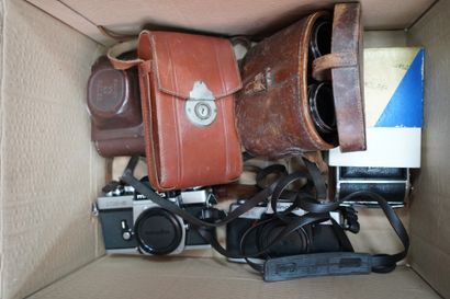null Lot d'appareils photographiques anciens dont Minolta, une paire de jumelles...