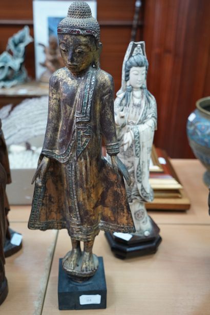 null Statuette asiatique en bois sculpté, probablement Thaïlande, figurant une divinité...