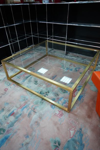 null Dans le goût de Roméo Rega, table basse de forme carrée en métal doré à plateau...