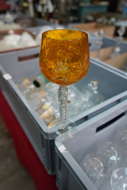 null Lot de verres dépareillés en cristal taillé, cristal doré et coloré.