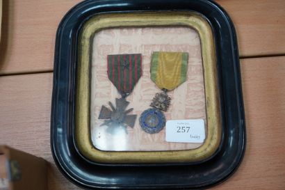 null Réunion de deux médailles militaires, France début XXe, sous verre.