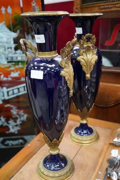 null Paire de vases de forme balustre en porcelaine émaillée bleu dans le goût de...