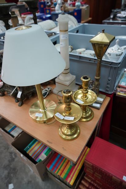 null Lot de lampes : lampe en métal doré, abat-jour en verre opalin, pied de lampe...