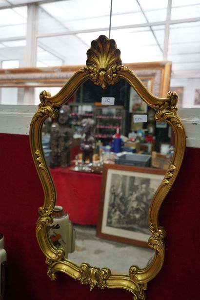 null Trois miroirs modernes, deux de forme chantournée à décor de coquille en bois...