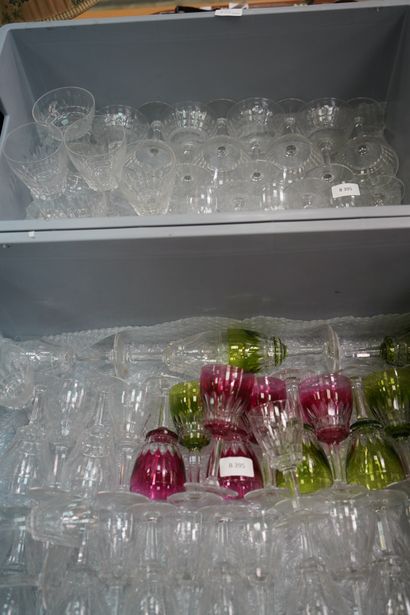 null Partie de service de verres en cristal taillé, quelques verres colorés.