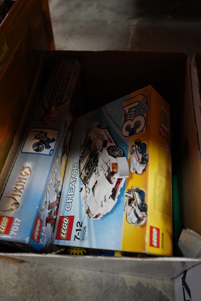 null Important lot de Legos (19,8 kg environ). Plusieurs centaines de figurines Kinder...