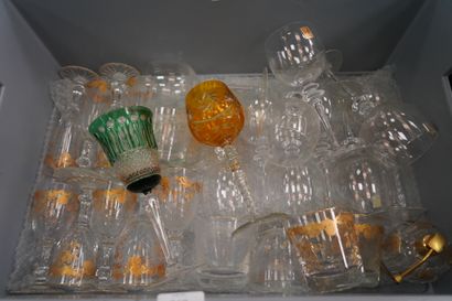 null Lot de verres dépareillés en cristal taillé, cristal doré et coloré.