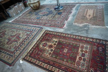 null Quatre tapis en laine et laine et soie, motifs perses. XXe siècle. Usures.