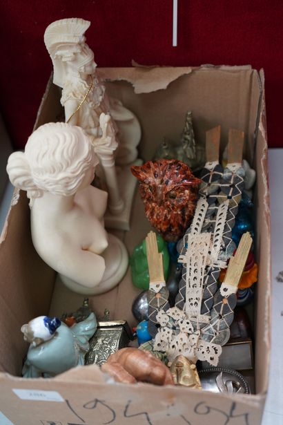 null Réunion d'objets de vitrine : clown en verre de Murano, petites boites, reproductions...