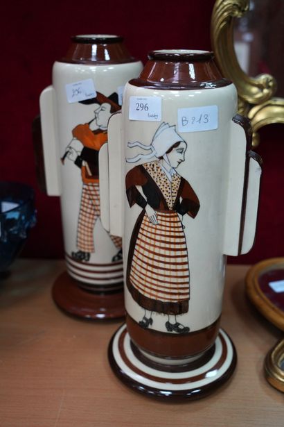 null HB Quimper. Paire de vases en faïence émaillée à décor d'un breton et d'une...