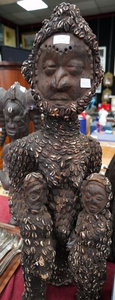 null FETICHE anthropomorphe en bois sculpté recouvert de cauris, représentant trois...