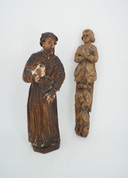 null Deux statuettes en bois sculptés, l'un figurant un moine, traces de polychromies,...
