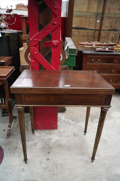 null Table à jeux en bois plaqué et filets de laiton posant sur des pieds fuselés...