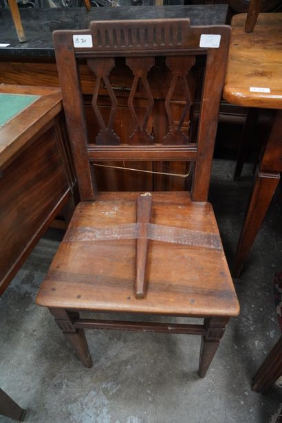 null Table rustique ouvrant par un tiroir, quatre chaises en bois mouluré et sculpté...