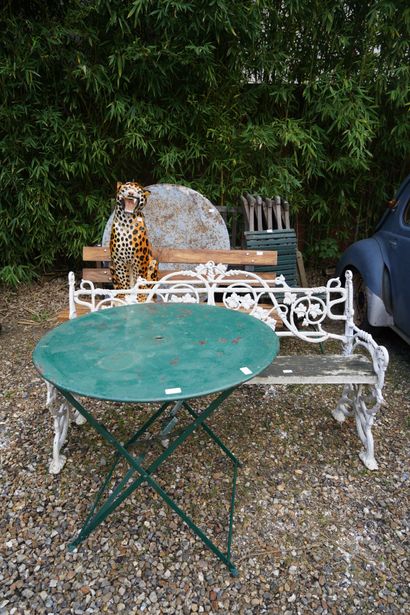 null Ensemble de mobilier de jardin comprenant deux tables en fer forgé, deux bancs...