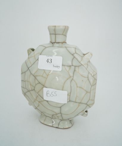 null Vase gourde en porcelaine céladon à décor craquelé. Chine, fin XIXe. Col cassé...