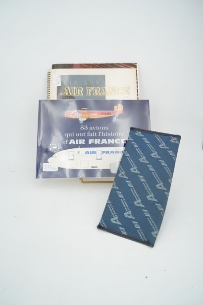 null Lot AIR FRANCE comprenant une plaquette anniversaire "Dix ans d'Air France 1933...