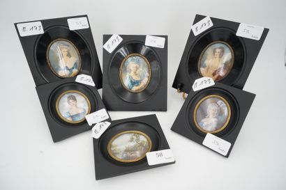  Lot de miniatures figurant sept portraits d'élégantes, deux paysages en pendant...