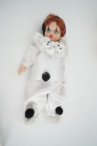  Lot de poupées en composition et biscuit. On y joint un Pierrot en biscuit (5 pièces...
