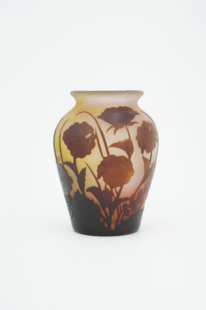 null Etablissements GALLE. Petit vase piriforme à décor de fleurs gravé à l'acide...