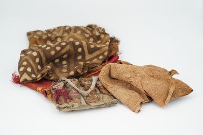  Lot de fragments de tissus anciens dans le goût Copte et petit sac à décor de p...