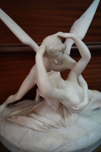  D'après Canova, Psyché réveillée par l'amour. Sculpture en albâtre sur une base...