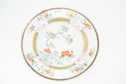 null CHINE. Paire d'assiettes en porcelaine à décor de jeté de fleurs et papillons....