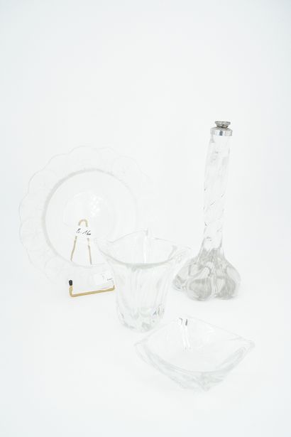 DAUM France. Vase cornet en cristal moulé,...