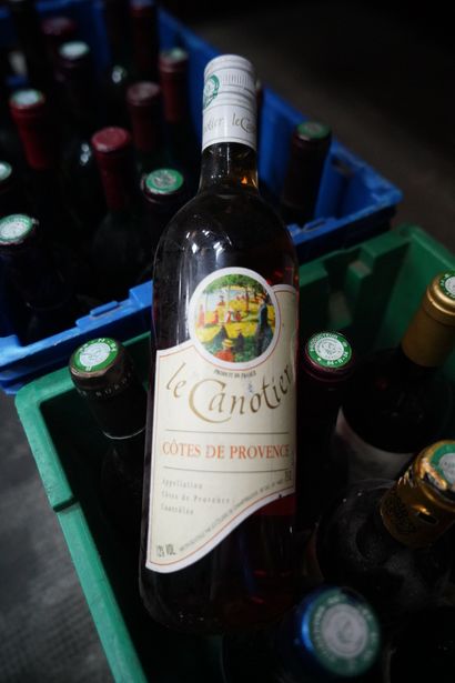 null Réunion d'une trentaine de bouteilles de vin comprenant Côte du Rhône ; Château...