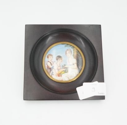 null Réunion de trois miniatures figurant des portraits de famille comprenant un...