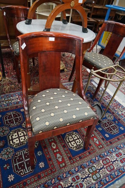 null Guéridon en bois plaqué tripode, dessus de marbre, trois chaises en bois verni...