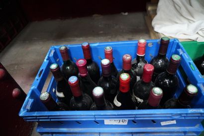null Réunion d'une trentaine de bouteilles de vin comprenant Côte du Rhône ; Château...