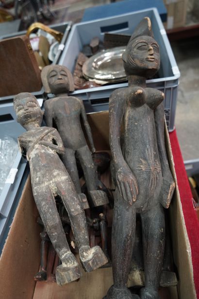 null Ensemble de sujets en bois sculpté figurant des maternités, ancêtres. Travail...