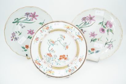  CHINE. Paire d'assiettes en porcelaine à décor de jeté de fleurs et papillons. On...