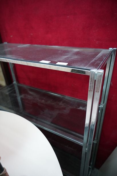 null * Ensemble comprenant : une étagère en métal chromé et verre fumé, une table...