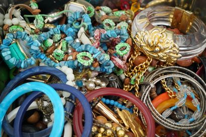 null Lot de bijoux fantaisie comprenant colliers, bracelets fantaisies, colliers...