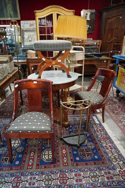 null Guéridon en bois plaqué tripode, dessus de marbre, trois chaises en bois verni...