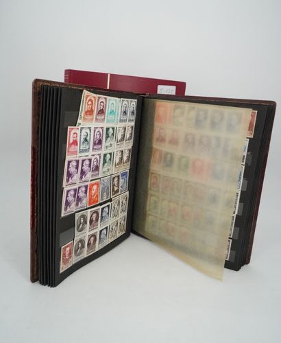  Trois albums de timbres et un album d'enveloppes et cartes postales.