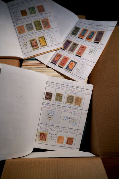 null 
TOUS PAYS : Une boîte contenant plusieurs dizaines de carnets de circulation...