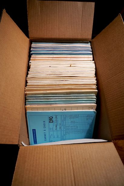 null 
TOUS PAYS : Une boîte contenant plusieurs dizaines de carnets de circulation...